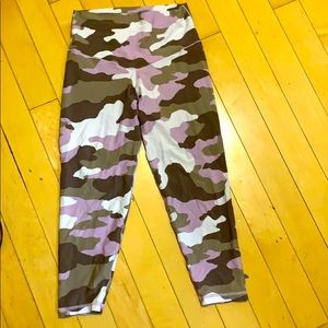 Cropped camo leggings